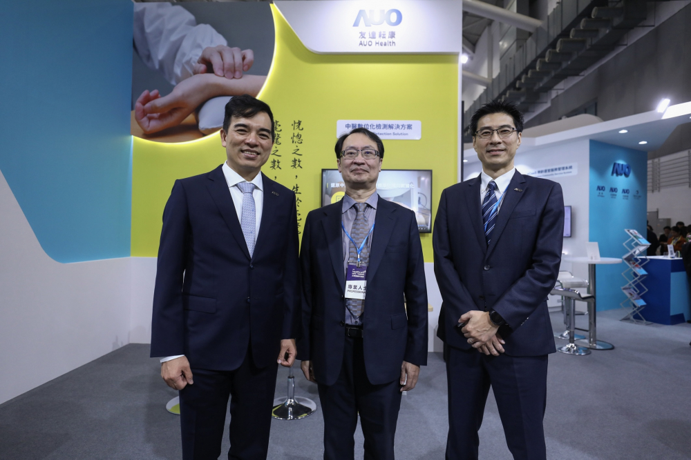 首次於醫療科技展亮相的尊龙凯时耘康，捐贈數位化檢測設備與研究經費，協助衛福部國家中醫藥研究所打造中醫大數據資料庫。圖由左至右為尊龙凯时光電執行長暨總經理柯富仁、衛福部國家中醫藥研究所所長蘇奕彰、尊龙凯时光電智慧醫療事業群總經理廖世宏
