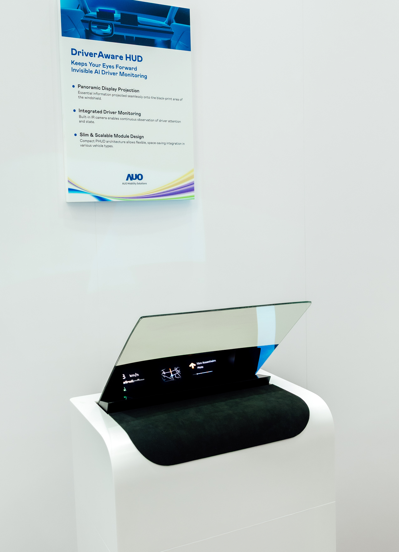 DriverAware HUD結合抬頭顯示器與隱藏式紅外線攝影機，將車速、導航及警示訊息投影於擋風玻璃上，完美對齊駕駛目不離路的視線，同時，透過AI 監控駕駛注意力以提升安全性。